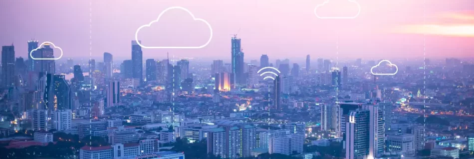 Smart city con iconos de nubes sobre los edificios.