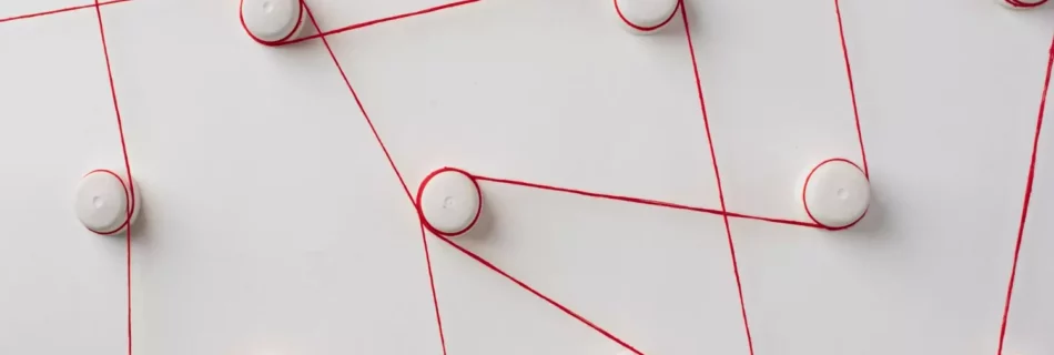 Hilo rojo en forma de red sobre fondo blanco.