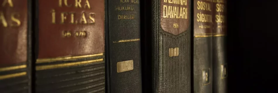 Recopilatorio de libros antiguos con letras doradas.