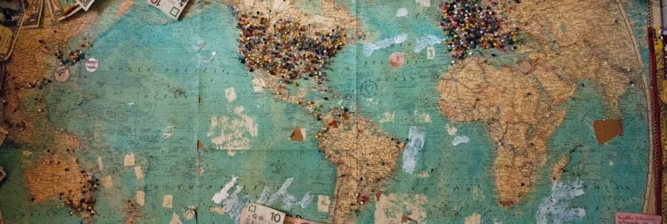 Mapa del mundo con dinero de todos los países.