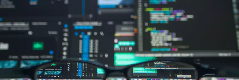 Un programa, una pantalla de código y gafas