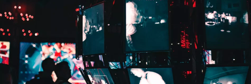 Multiples pantallas de una sala de control