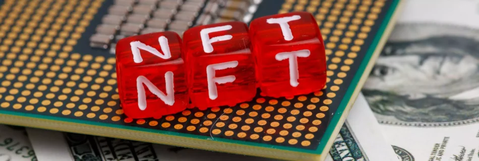 Dados con logo NFT y una placa base